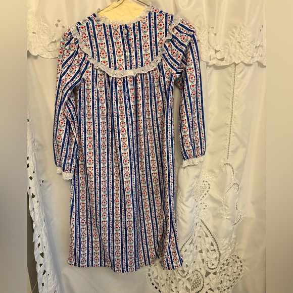 Children’s 10/12 Lanz of Salzburg nightgown - Picture 4 of 4